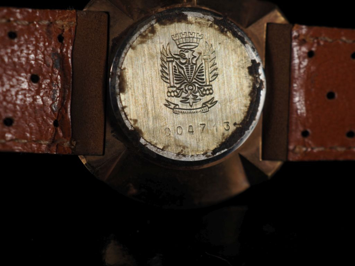 LIP Ref. 004713 Montre bracelet de dame en métal doré.  Cadran à fond 