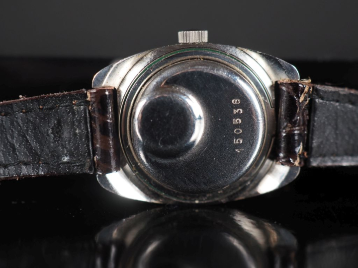 LIP Ref. 150536 Petite montre bracelet de dame en acier.  Cadran à fon