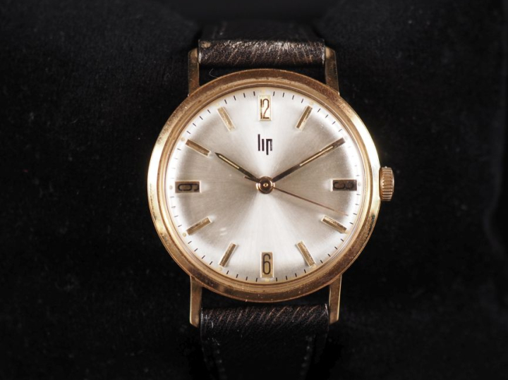 LIP,  Ref. 469568. Montre bracelet vintage en métal doré.  Cadran rond