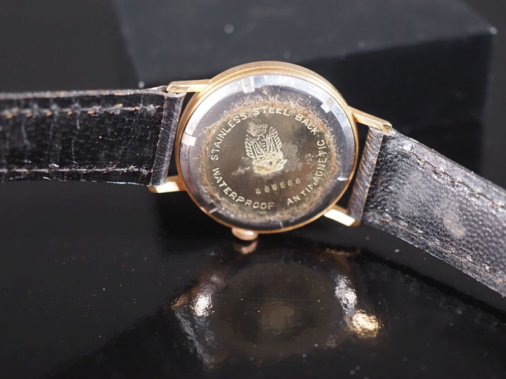LIP,  Ref. 469568. Montre bracelet vintage en métal doré.  Cadran rond