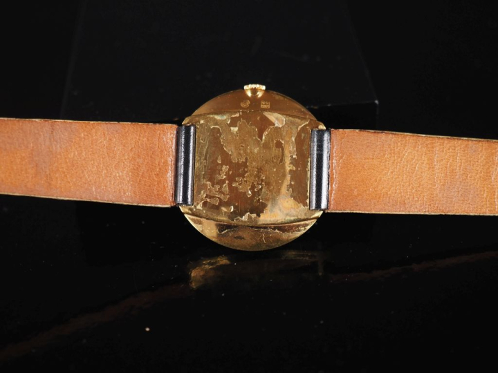 ORGUS, Incabloc Montre bracelet en métal doré ou plaqué or.  Cadran ro