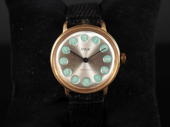 PAX, Antichoc Montre bracelet en métal doré.  Cadran rond à pastilles 