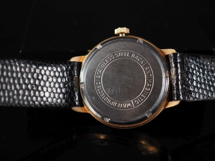 PAX, Antichoc Montre bracelet en métal doré.  Cadran rond à pastilles 