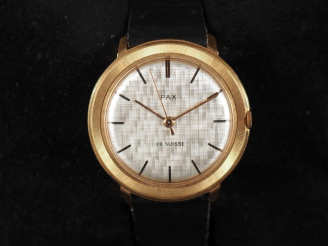 Vente aux enchères PAX Montre bracelet plate en métal doré.  Cadran à fond argenté et ind