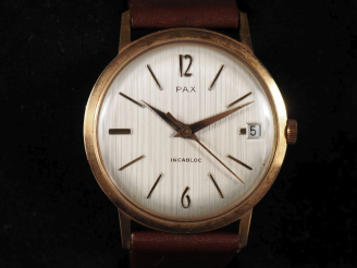 Vente aux enchères PAX Montre bracelet en métal doré.  Cadran rond à fond crème, index bâ