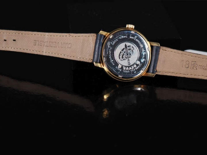 REVUE,  Ref. T4612A Montre bracelet en métal doré.  Cadran à pastilles