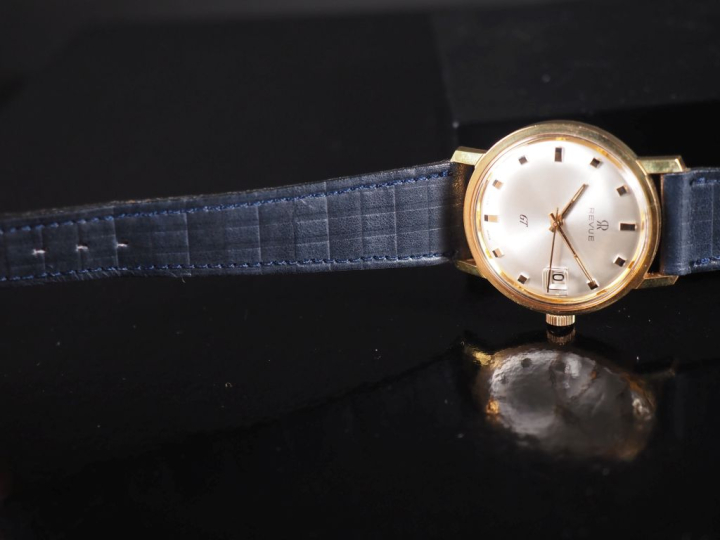 REVUE,  Ref. T4612A Montre bracelet en métal doré.  Cadran à pastilles