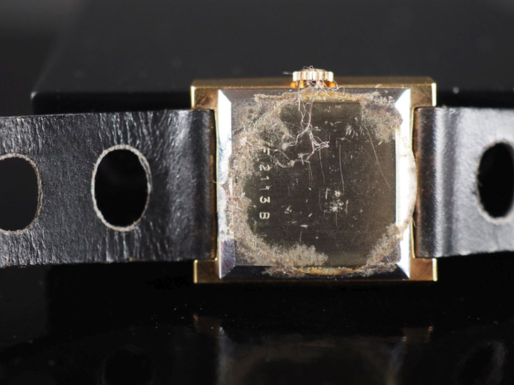REVUE Ref. F2113B Montre bracelet de dame type "tank" en métal doré.  