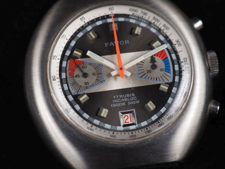 FAVOR, N° 3025 Vers 1970 Chronographe-bracelet en acier. Boîtier tonne