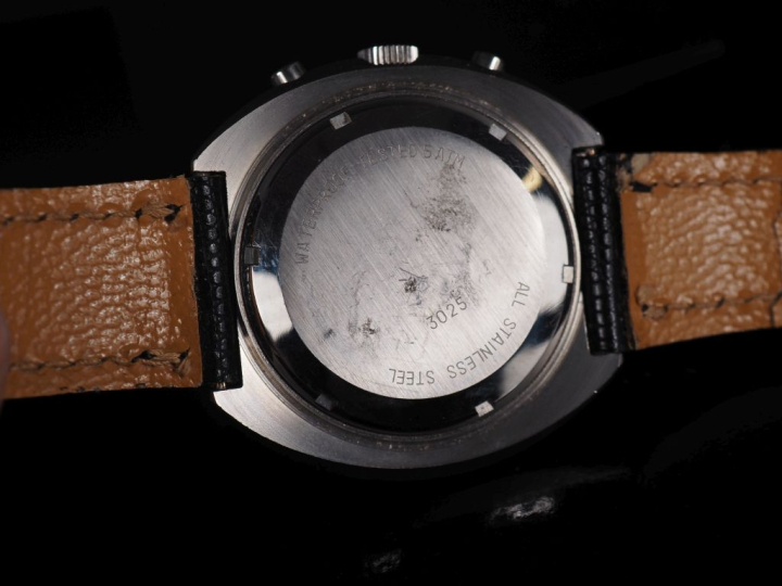 FAVOR, N° 3025 Vers 1970 Chronographe-bracelet en acier. Boîtier tonne