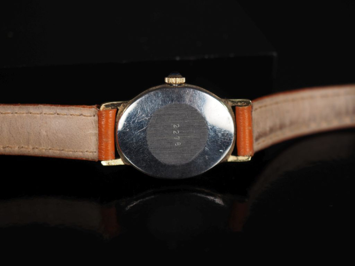 Michel HERBELIN, Paris Montre bracelet de dame, boitier en métal doré.
