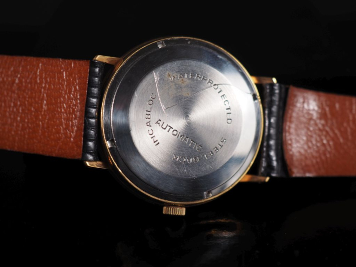 ULTRA, Auto-calendrier Montre bracelet automatic en métal doré. Cadran