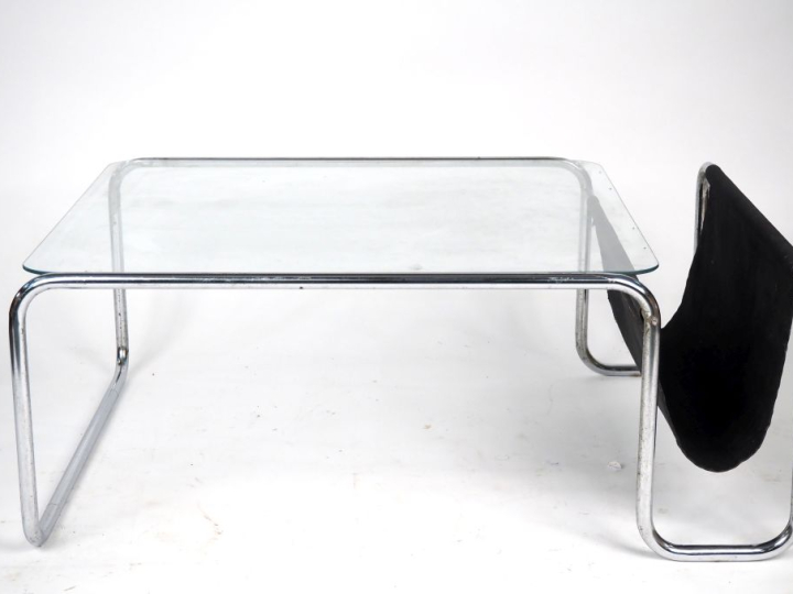 Table basse années 70 en métal chromé et tissu noir, plateau en verre.