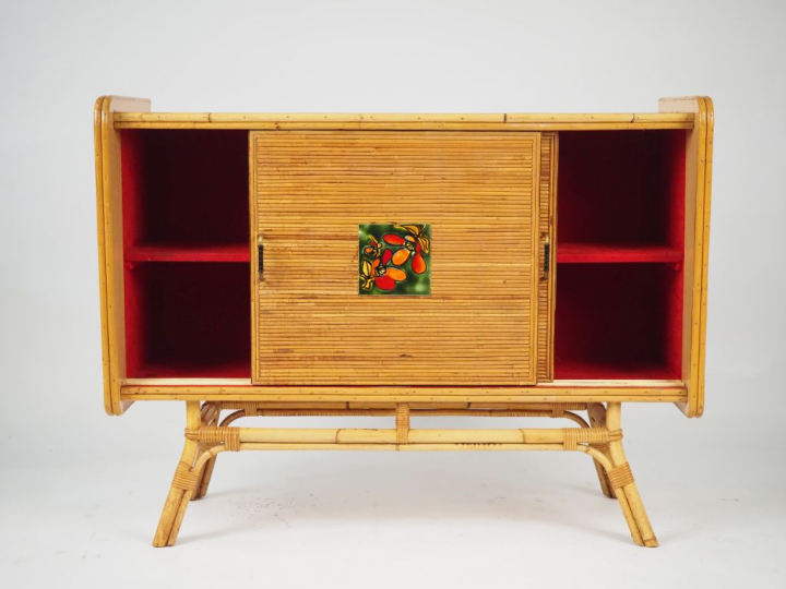 Adrien AUDOUX et Frida MINET. Buffet en bois, formica et bambou, ouvra