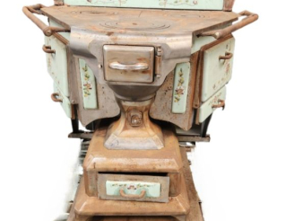 Vente aux enchères Cuisinière ancienne à décor émaillé de fleurs sur fond vert.