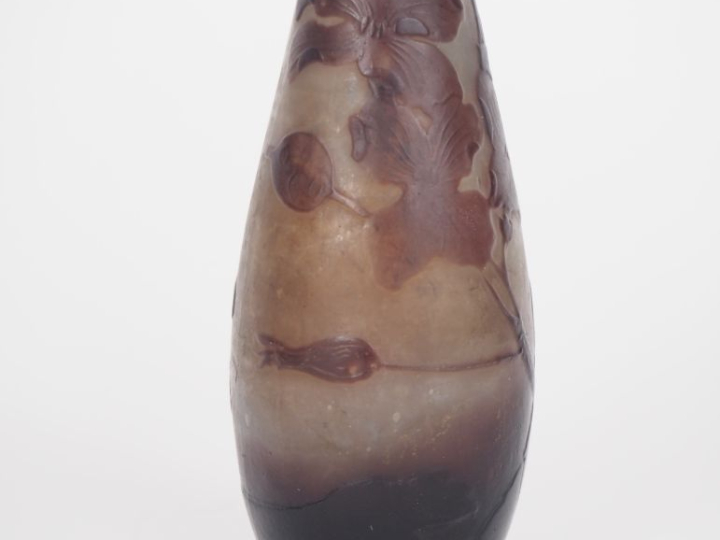 GALLE. Vase en verre gravé à décor en camée et dégagé à l'acide. Signé