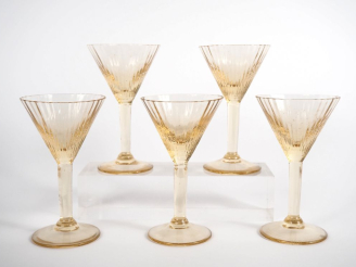 Vente aux enchères DAUM Nancy. 5 différents verres à pied en verre teinté. Signés.
