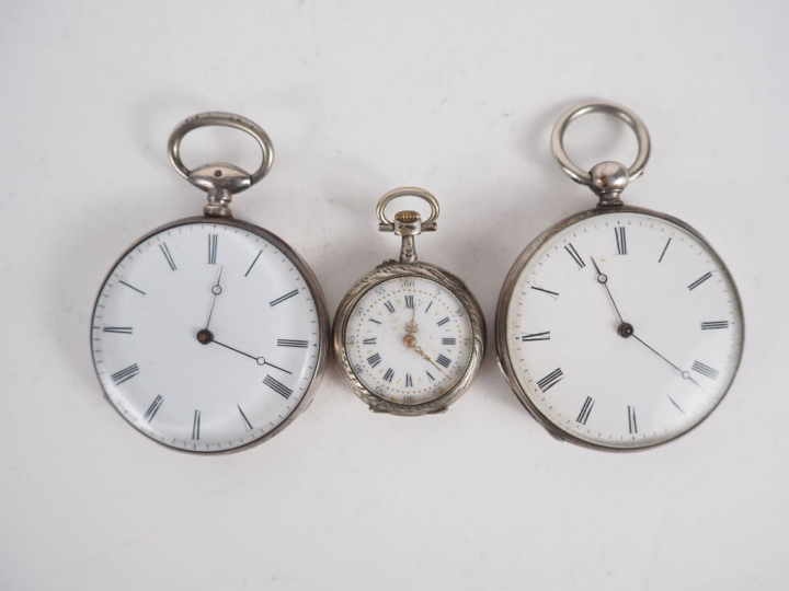 Ensemble comprenant :  - une montre de gousset en argent. Cadran à chi