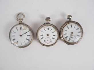 Vente aux enchères Ensemble comprenant trois différentes montres de gousset en argent.  D