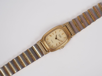 Vente aux enchères CITIZEN, Noblia Montre bracelet de dame en métal doré.  Cadran à bords