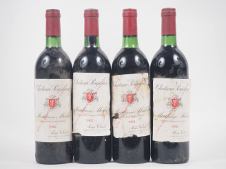 Vente aux enchères 4 BOUTEILLES CHÂTEAU POUJEAUX MOULIS - 1982 - EA 