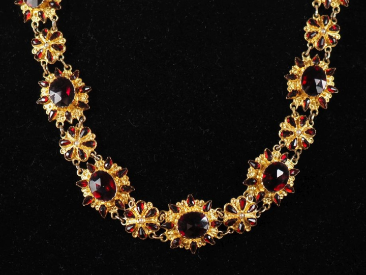 Ravissant collier souple en or jaune 750, composé de maillons en forme