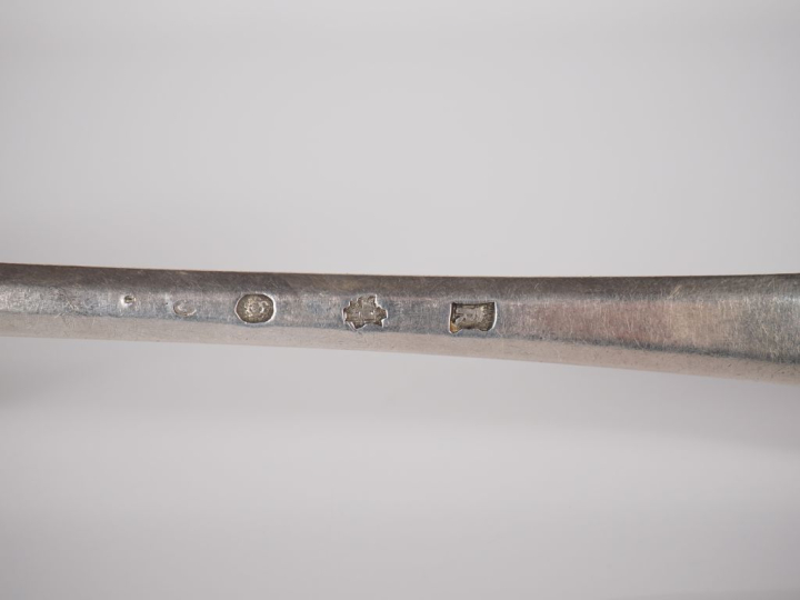 Grande cuillère à ragoût XVIIIème en argent, Lettre R Maître Orfèvre :