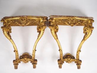 Vente aux enchères Paire de consoles Napoléon III de style Louis XV en bois sculpté, doré