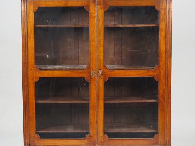 Vitrine basse Louis XVI en bois naturel mouluré, ouvrant à deux portes
