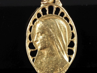 Vente aux enchères Médaille religieuse ajourée de forme ovale en or jaune 750, figurant l
