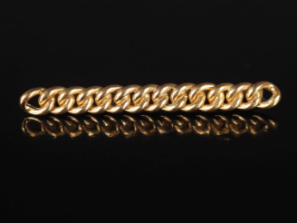 Vente aux enchères Petite broche barrette en or jaune 750, maille gourmette.  Long. 3,6 c