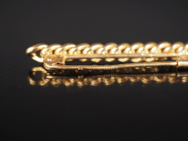 Petite broche barrette en or jaune 750, maille gourmette.  Long. 3,6 c
