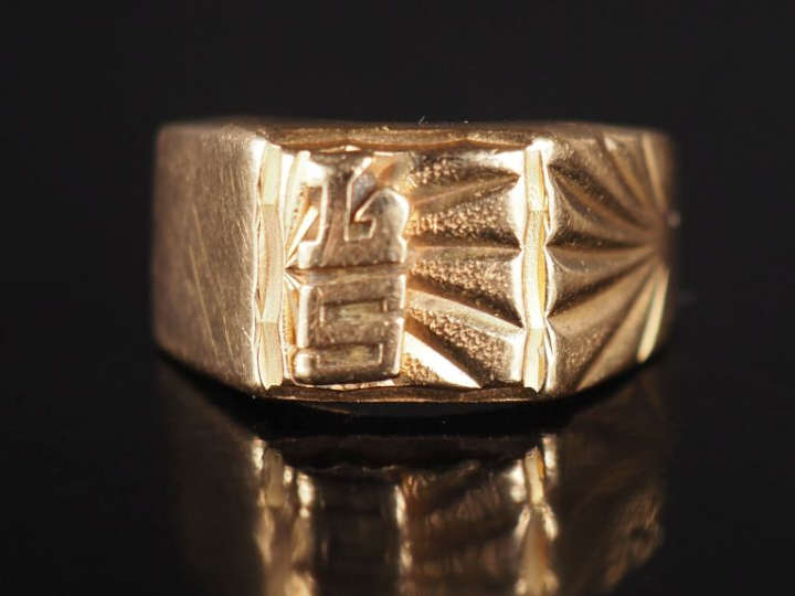 Bague de forme chevalière en or jaune 750, à décor de monogramme et de