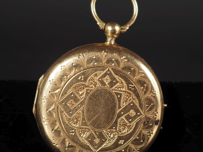 Pendentif porte-photo rond en or jaune 750, à décor gravé de motifs gé
