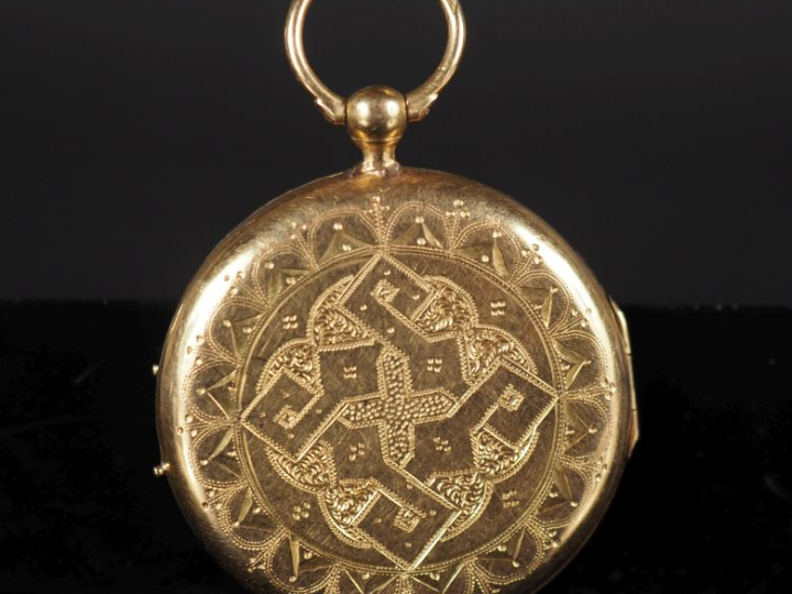 Pendentif porte-photo rond en or jaune 750, à décor gravé de motifs gé
