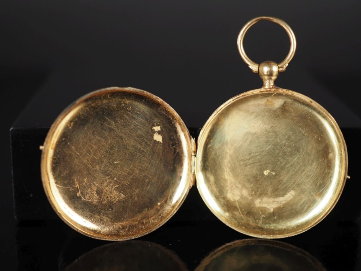 Pendentif porte-photo rond en or jaune 750, à décor gravé de motifs gé