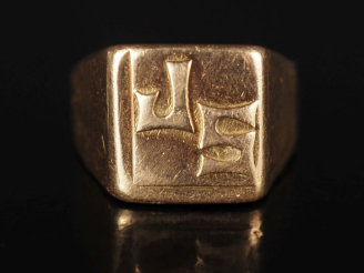 Vente aux enchères Bague de forme chevalière en or jaune 750, à décor de monogramme.  TDD