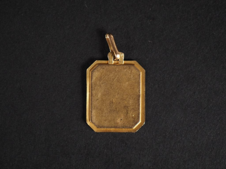 Jolie médaille de baptême en or jaune 750, de forme hexagonale, figura