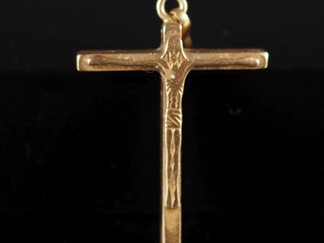 Pendentif en or jaune 750, figurant un Christ en croix.  2,8 x 2,2 cm 