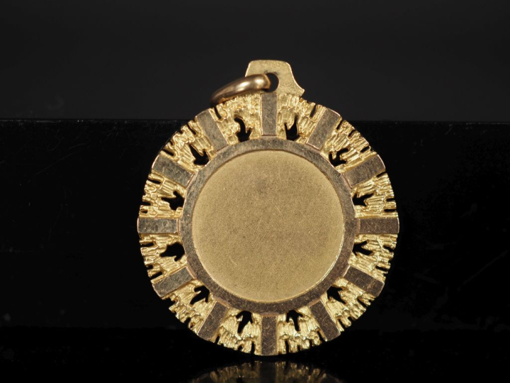 Pendentif ajouré en or jaune 750, à décor en son centre d'un homme et 