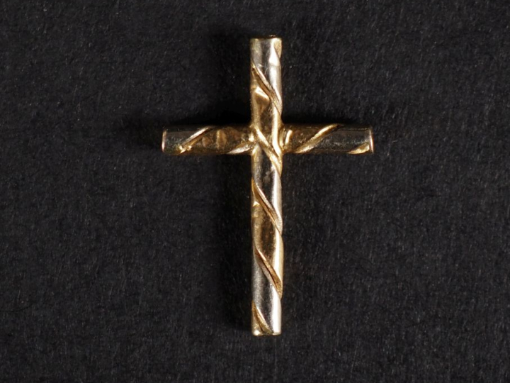 Petite croix en or 750, à décor torsadé. 1,5 x 1,1 cm Poids. 0,29 g