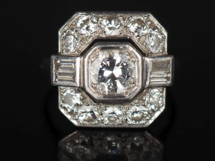 Bague de style Art déco en platine 850, sertie en son centre d'un diam