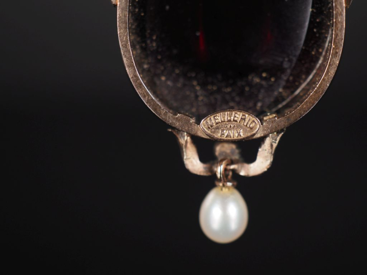 MELLERIO Ravissant pendentif de style Louis XVI en or jaune 750 et arg