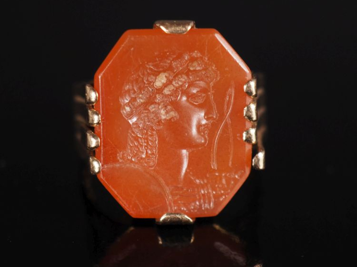 Bague en or jaune 750, sertie en son centre d'une intaille figurant un