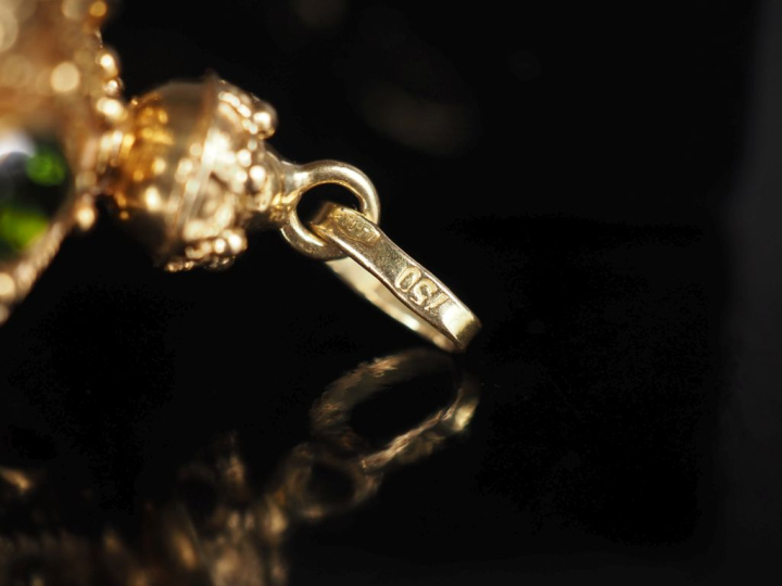 Important pendentif facetté en or jaune 750, à décor de filigranes, se