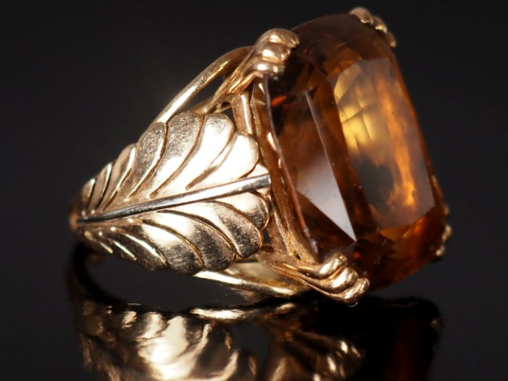 Importante bague en or jaune 750, sertie en son centre d'un quartz.  T