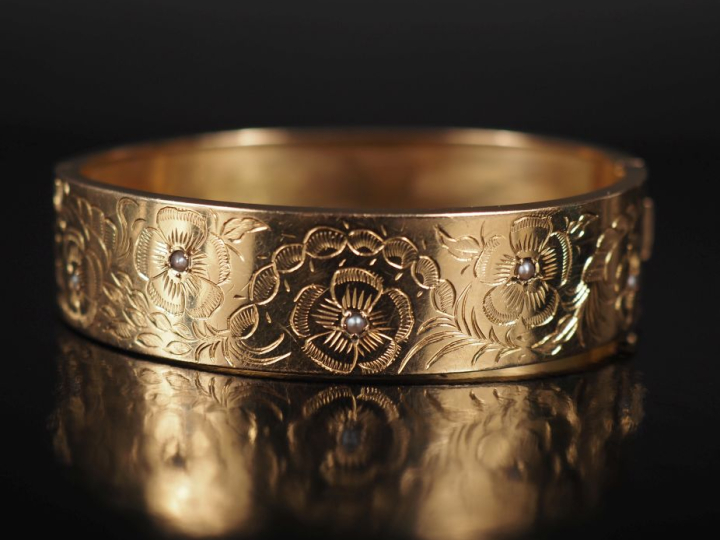 Bracelet manchette Napoléon III en or jaune 750, à décor gravé de fleu