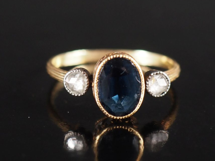 Bague jonc Napoléon III en or jaune 750, sertie en son centre d'une pi