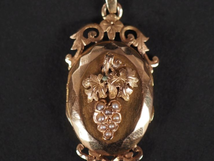 Petit pendentif porte-photo Napoléon III en or jaune 750, à décor sur 