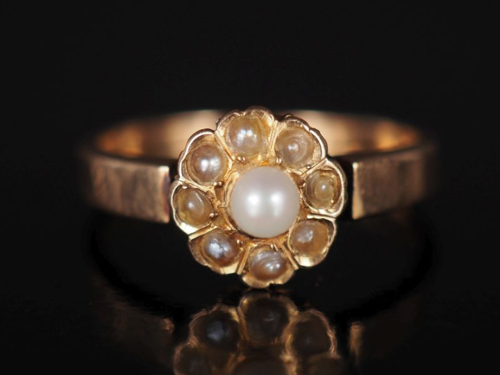 Bague de forme marguerite en or jaune 750, sertie de petites perles bl